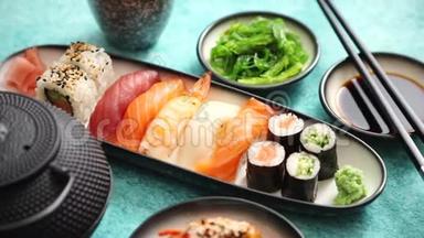 亚洲各种食物。 摆放在陶瓷盘子里的各种寿司卷